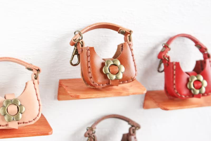 本革 ミニチュアバッグお花バックルのバッグチャーム ストラップ付き ブラウン