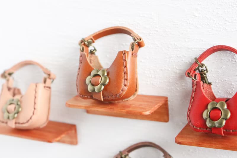 本革 ミニチュアバッグお花バックルのバッグチャーム ストラップ付き ブラウン