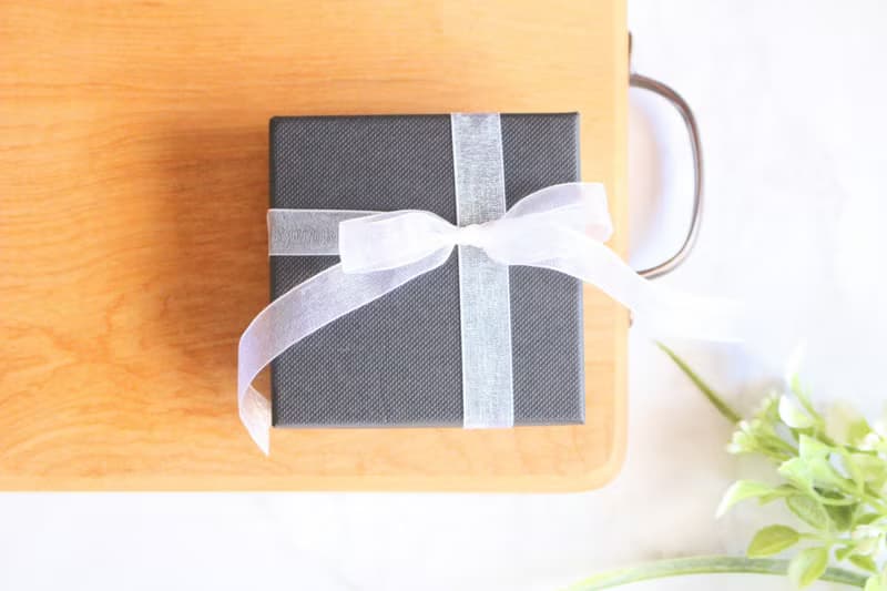 本革 ミニチュアバッグお花バックルのバッグチャーム ストラップ付き ブラウン