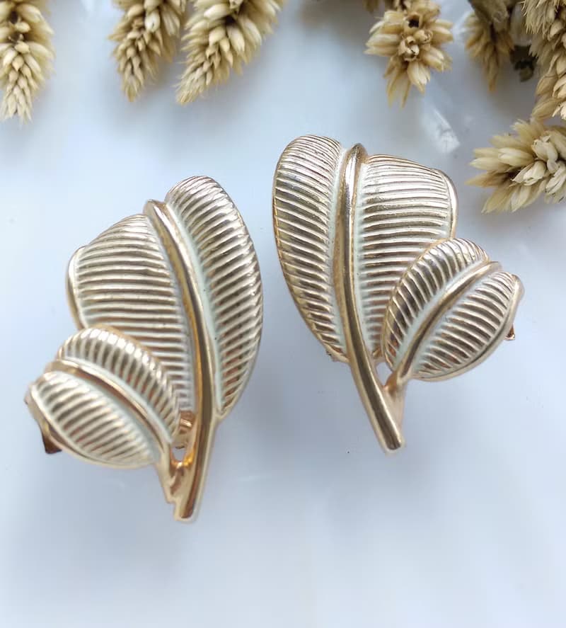 Vintage Jewelry 西洋古董飾品 KRAMER 白琺瑯雙葉 夾式耳環