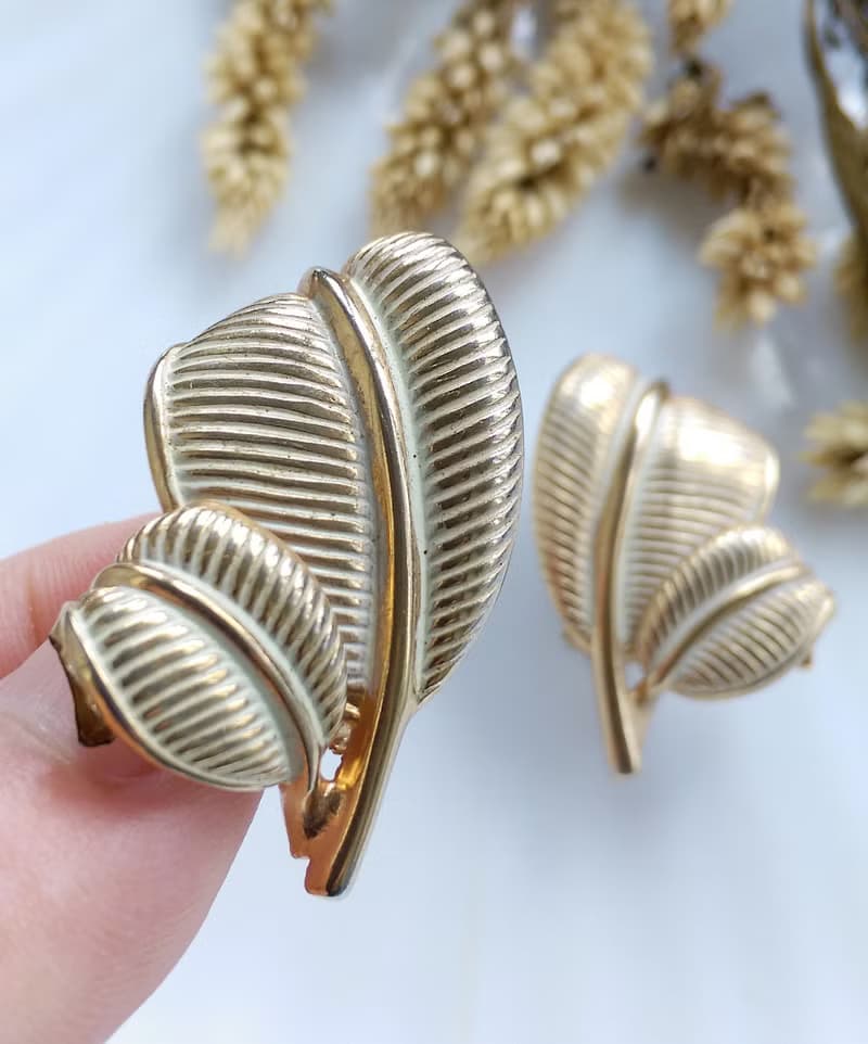 Vintage Jewelry 西洋古董飾品 KRAMER 白琺瑯雙葉 夾式耳環