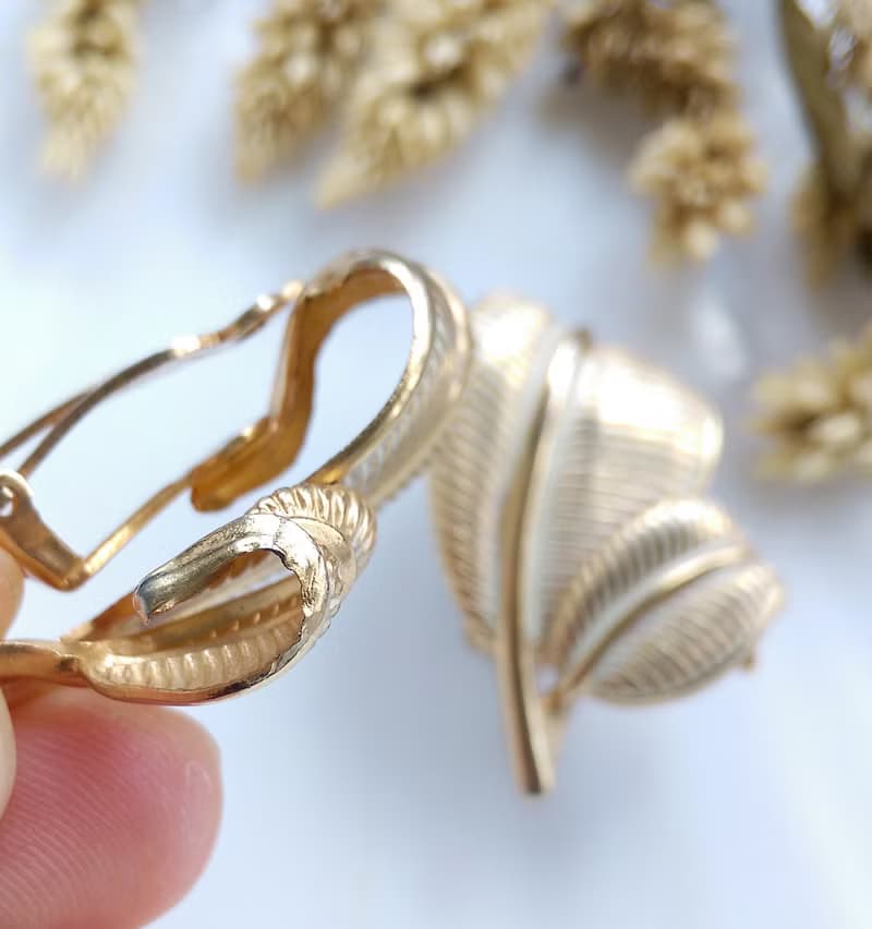 Vintage Jewelry 西洋古董飾品 KRAMER 白琺瑯雙葉 夾式耳環