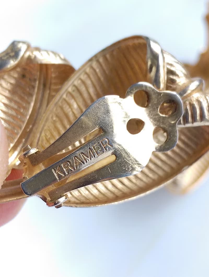 Vintage Jewelry 西洋古董飾品 KRAMER 白琺瑯雙葉 夾式耳環