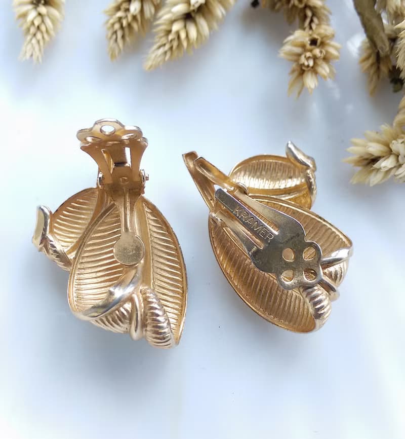 Vintage Jewelry 西洋古董飾品 KRAMER 白琺瑯雙葉 夾式耳環