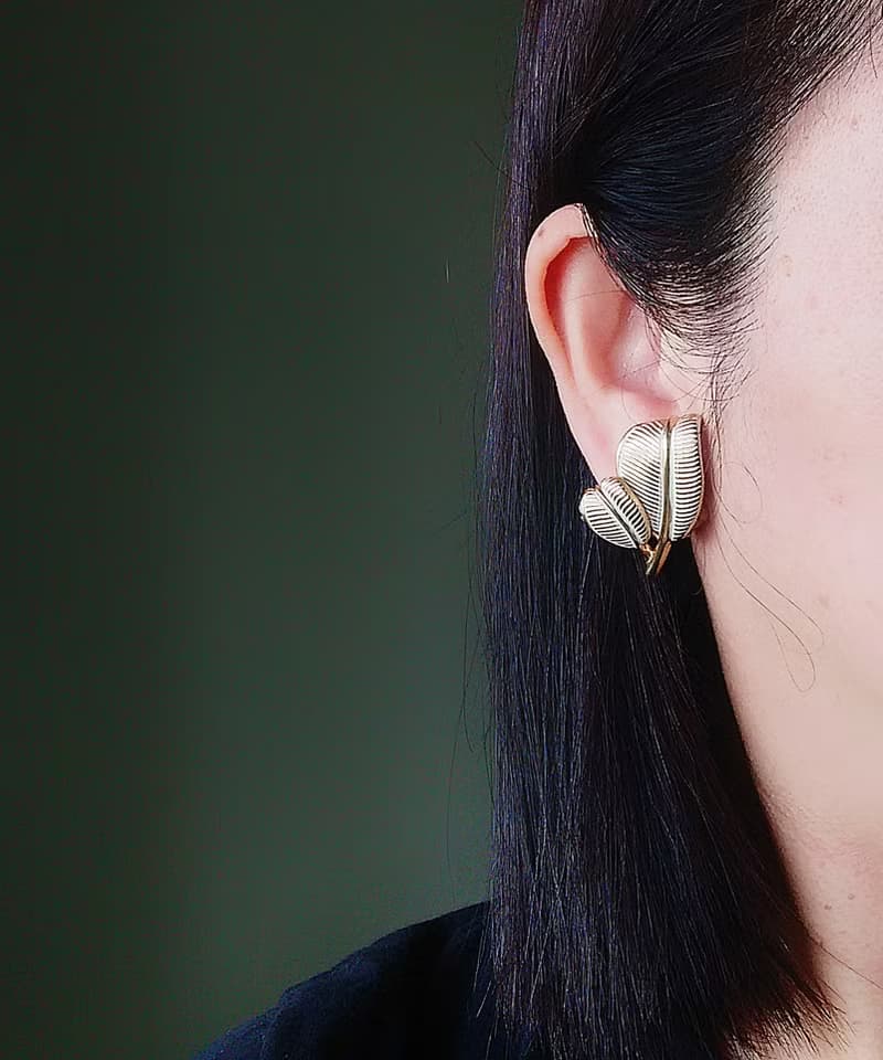 Vintage Jewelry 西洋古董飾品 KRAMER 白琺瑯雙葉 夾式耳環