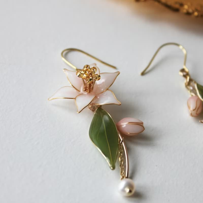 【百合耳環】不對稱百合花耳環 珍珠 優雅浪漫 耳環 耳夾