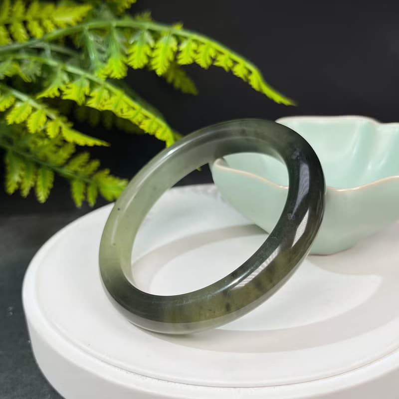 蛇紋玉手鐲 60MM 漸變水墨畫風 墨綠色岫玉手環 平靜安寧鎮靜神秘