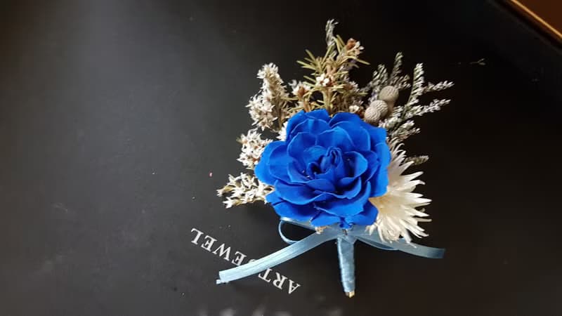 海藏設計│深海冰寶石藍。不凋花乾燥胸花。新郎胸花花束。