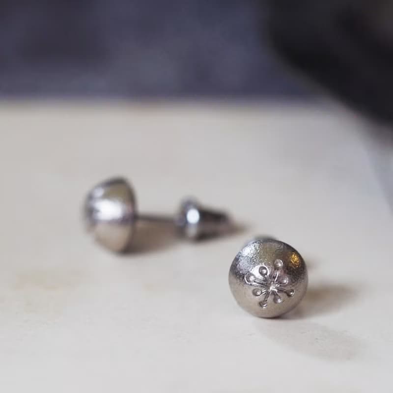 限量－鈕扣系列－立體小銀果刻花耳環