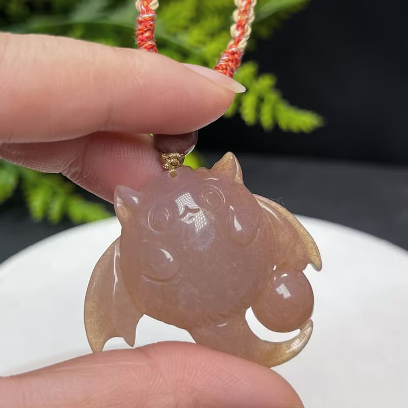 高品質珊瑚玉吊墜高冰玉化果凍體手雕萌板蝙蝠福從天降福在眼前