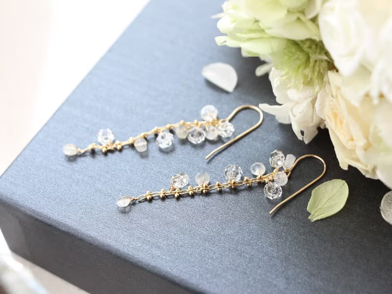 14kgf-moonstone & crystal line pierced earrings/can change to clip-on