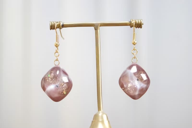 レジンアート　鉱物ピアス・一口チョコレート