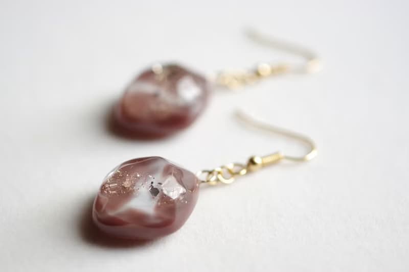 レジンアート　鉱物ピアス・一口チョコレート