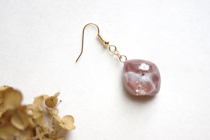 レジンアート　鉱物ピアス・一口チョコレート