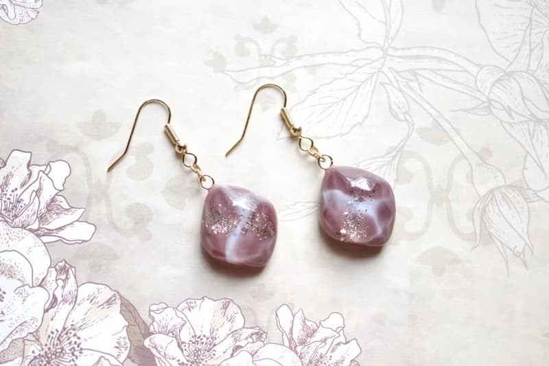 レジンアート　鉱物ピアス・一口チョコレート