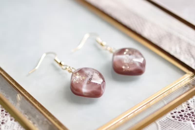 レジンアート　鉱物ピアス・一口チョコレート