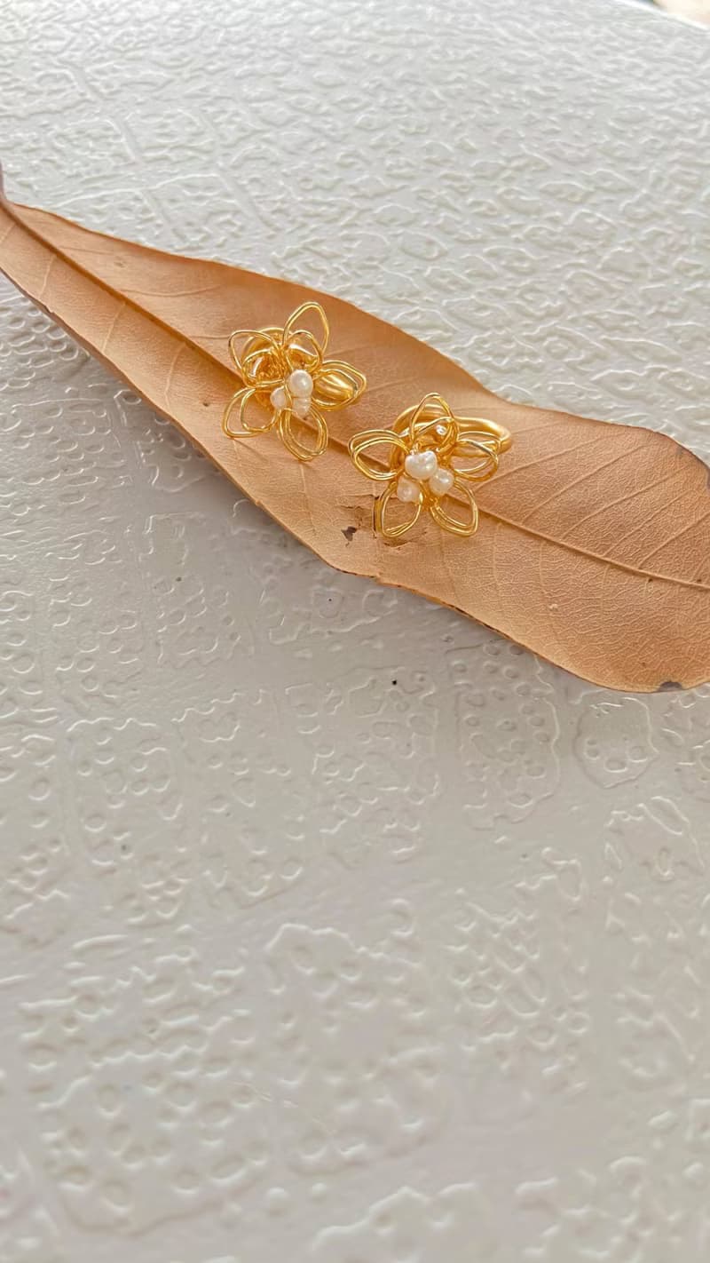 金色款纏繞小花