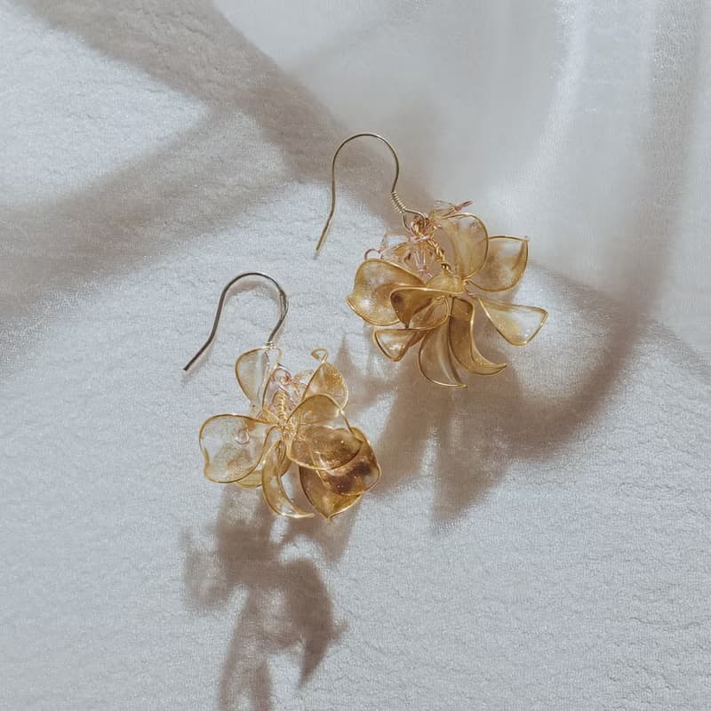 【裙襬-香檳金】垂墜耳環 | 水晶花飾品