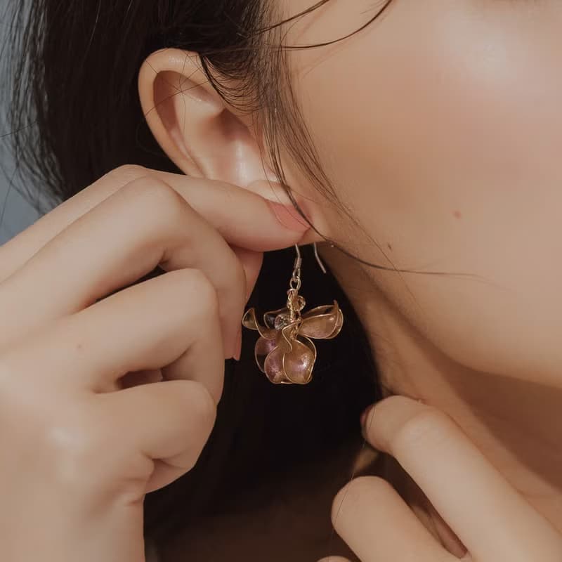 【裙襬-香檳金】垂墜耳環 | 水晶花飾品