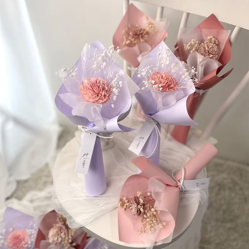 【艸弄花藝】愛的呢喃・母親節-康乃馨單朵索拉花束(附提袋)