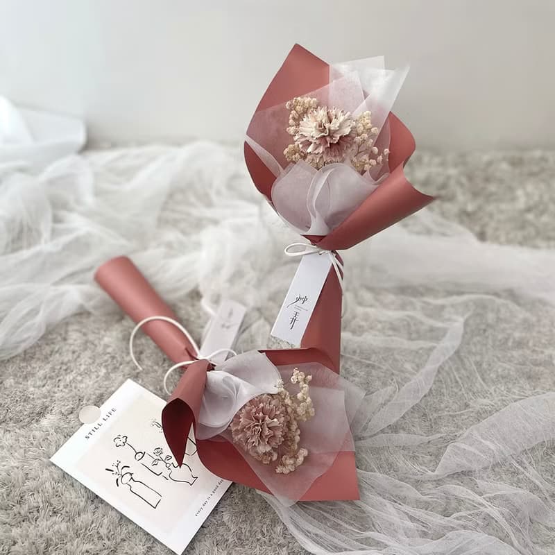 【艸弄花藝】愛的呢喃・母親節-康乃馨單朵索拉花束(附提袋)