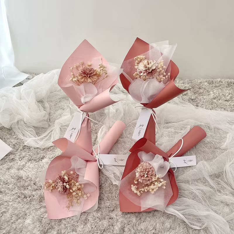 【艸弄花藝】愛的呢喃・母親節-康乃馨單朵索拉花束(附提袋)