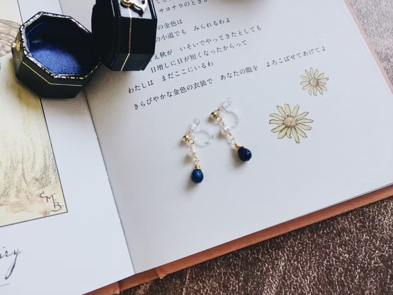 Enko |  花之圓舞曲 14K包金 青金石淡水珍珠耳環耳夾
