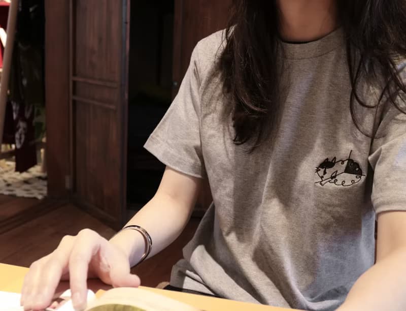 Corner cat  / 寬版 上衣  刺繡 T-SHIRT