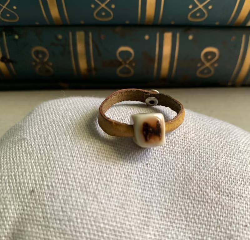戒指 日本白瓷 自然釉色 無限看不膩色調 真皮革 字母系列