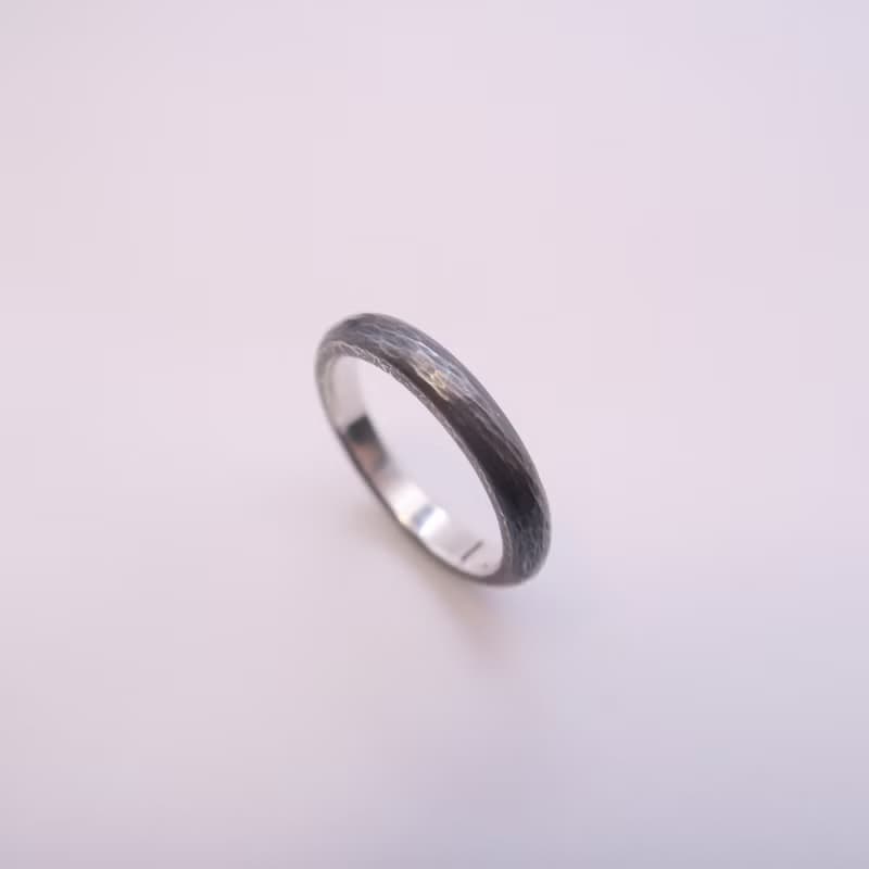 沙丘 純銀鍛敲戒指 - 圓弧中性款(寬約3mm 厚約2mm) 硫化染黑