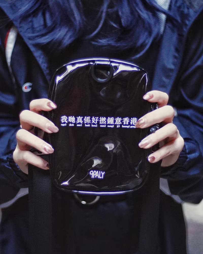 香港人透黑斜揹小袋