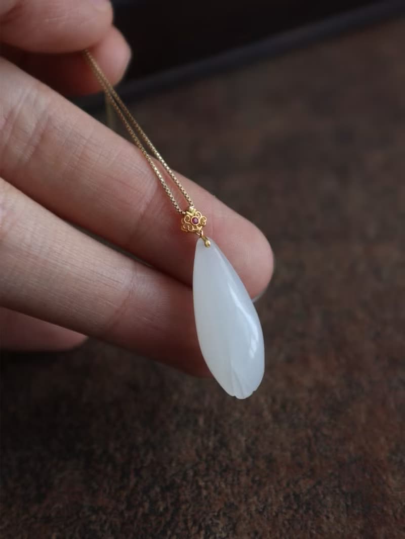 天然和田玉吊墜項鏈鎖骨鏈玉蘭花吊墜18K金鑲嵌玉質細膩生日禮物