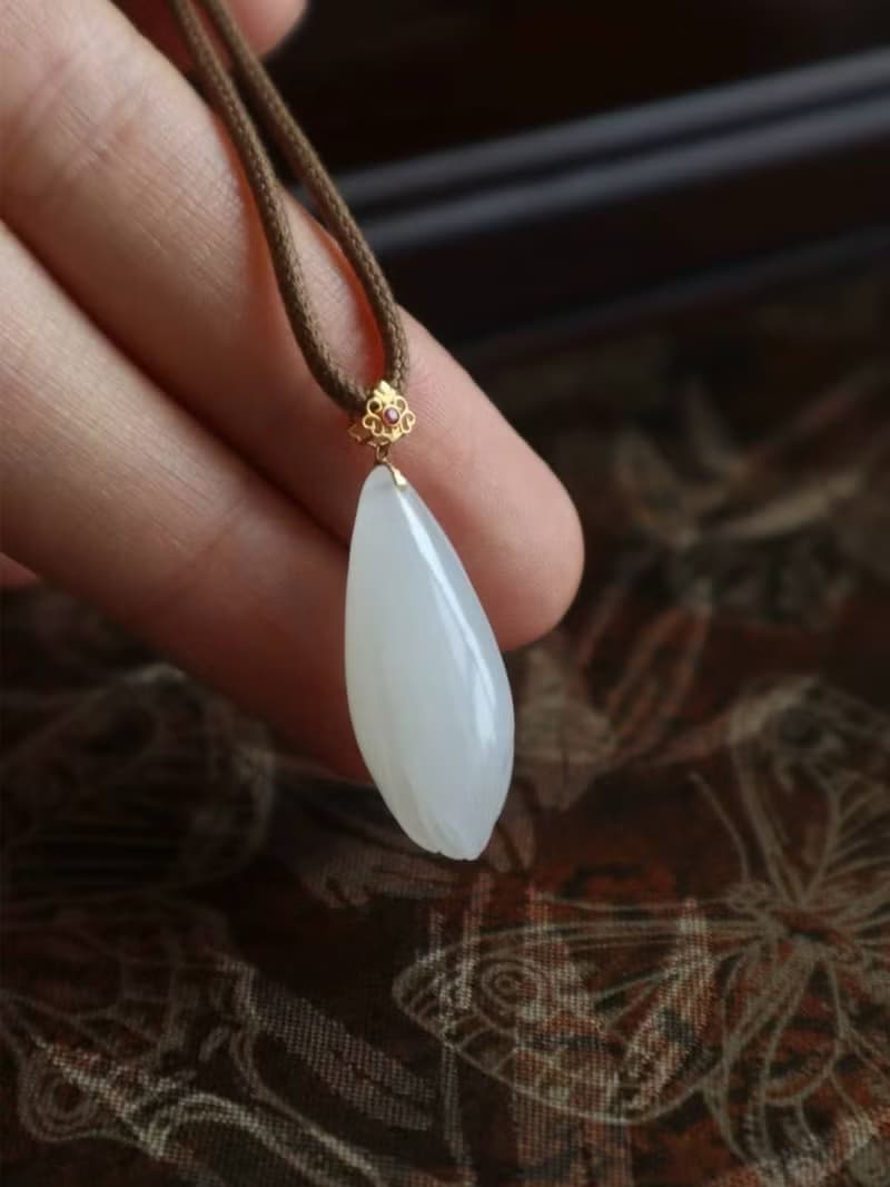 天然和田玉吊墜項鏈鎖骨鏈玉蘭花吊墜18K金鑲嵌玉質細膩生日禮物