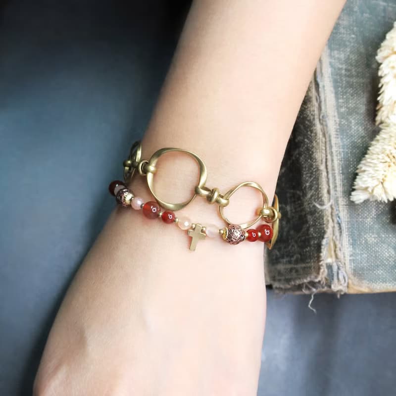 VIIART。思念。橙月光紅瑪瑙火山石黃銅手鍊 | 復古十字架念珠