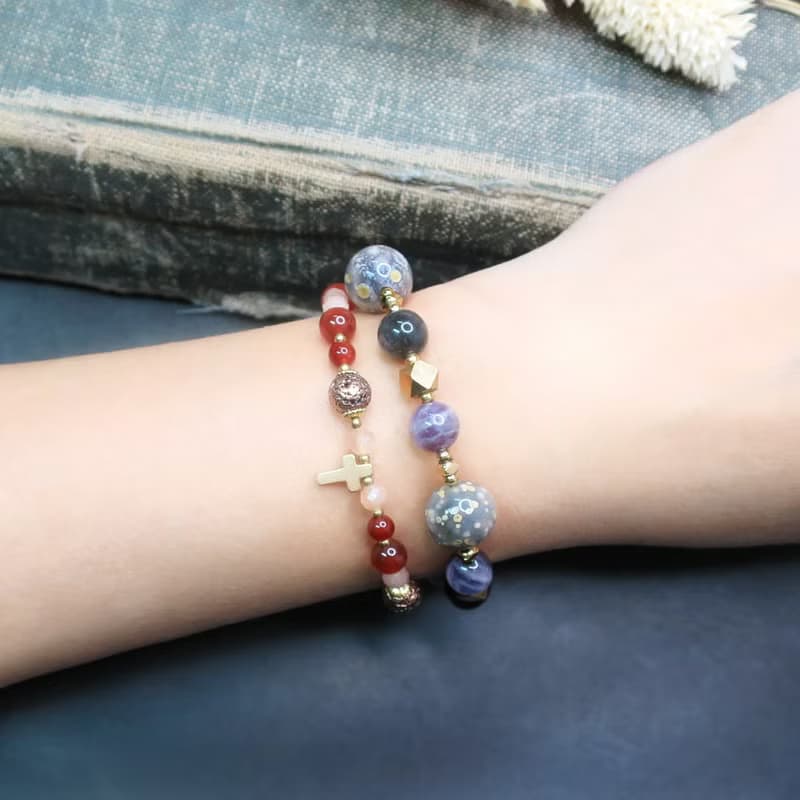 VIIART。思念。橙月光紅瑪瑙火山石黃銅手鍊 | 復古十字架念珠