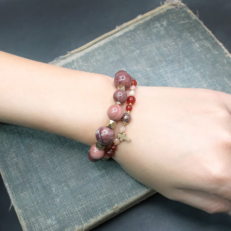 VIIART。思念。橙月光紅瑪瑙火山石黃銅手鍊 | 復古十字架念珠