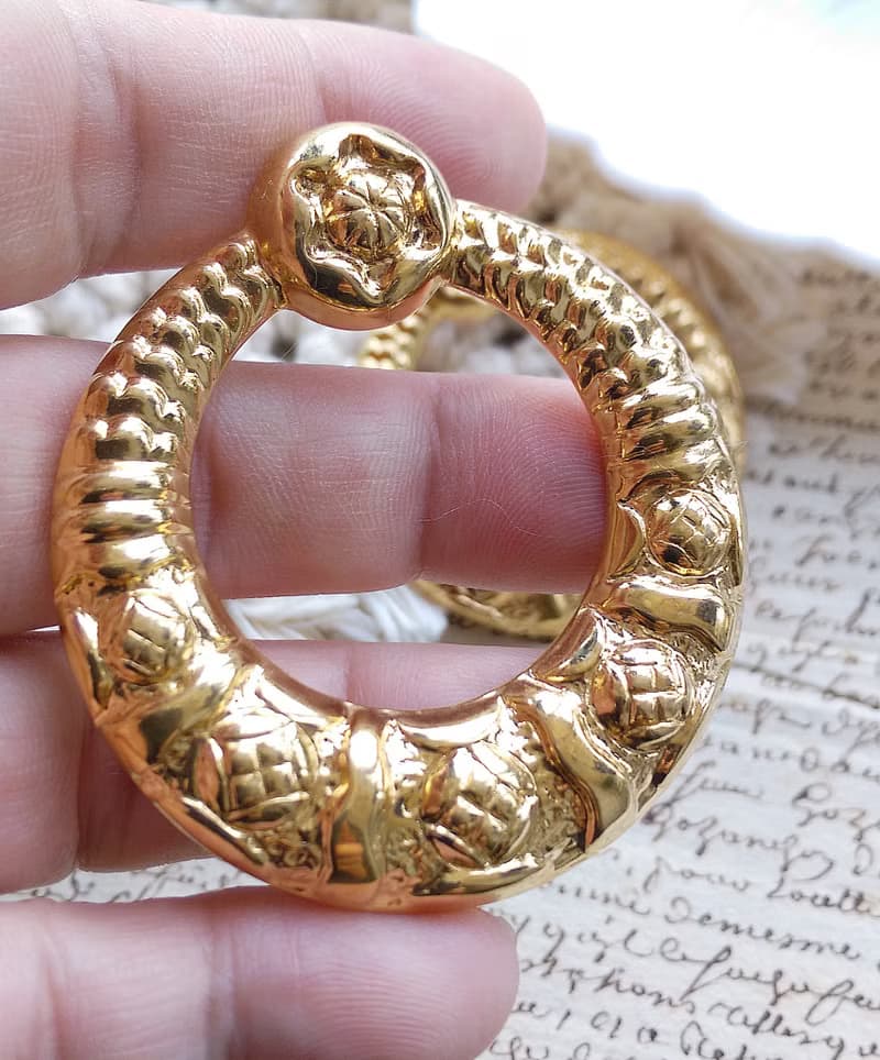 Vintage Jewelry 西洋古董飾品 金色調 浮雕 環圈 針式耳環