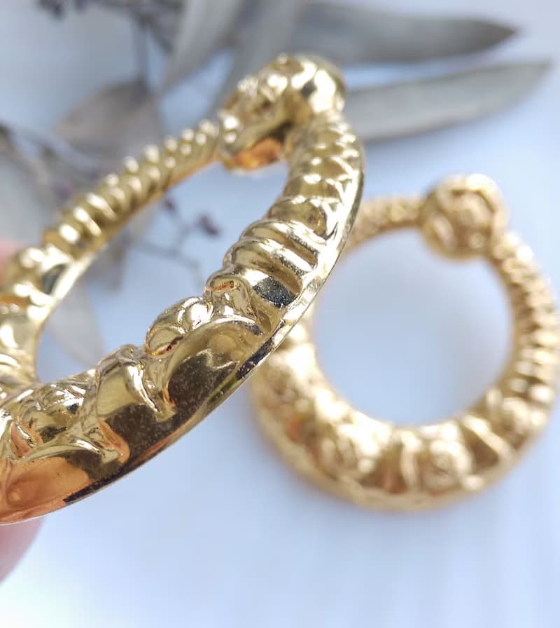 Vintage Jewelry 西洋古董飾品 金色調 浮雕 環圈 針式耳環