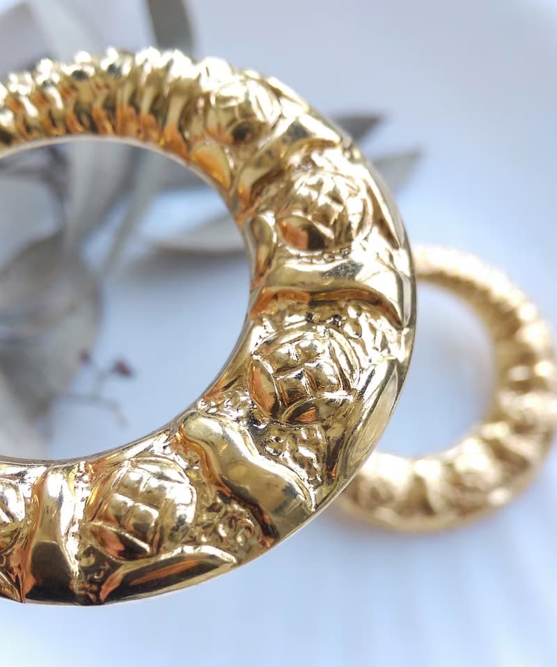 Vintage Jewelry 西洋古董飾品 金色調 浮雕 環圈 針式耳環