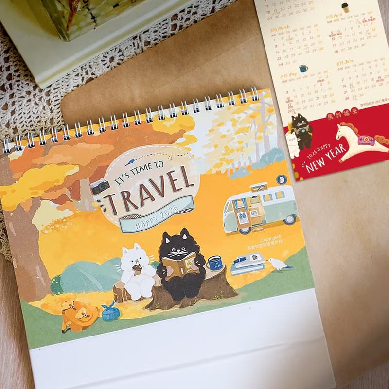 2026桌曆-貓貓旅行時光-馬年桌曆-精美盒裝-交換禮物