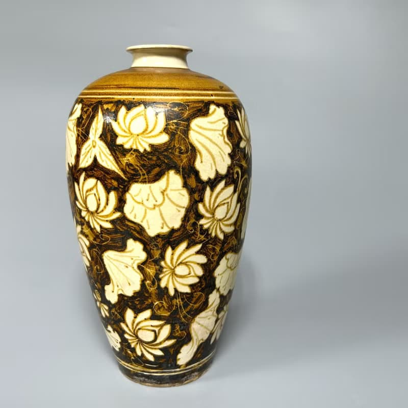 宋 吉州窯黑地白花梅瓶