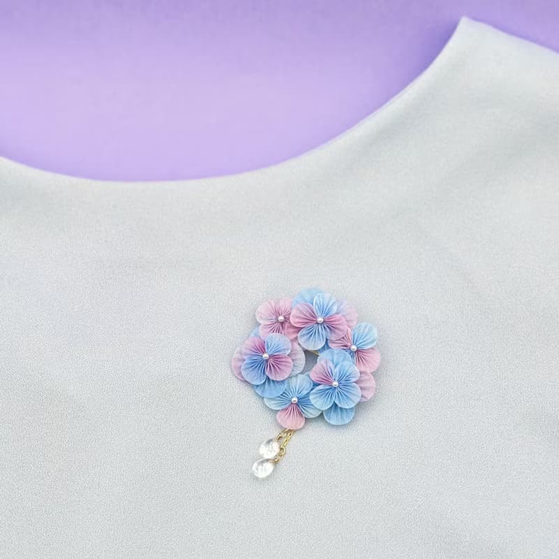 紫陽花のブローチ　手染めシルク /パープルグラデーション　 母の日　ギフト　つまみ細工 和小物　フォーマル　パーティ　結婚式　コサージュ