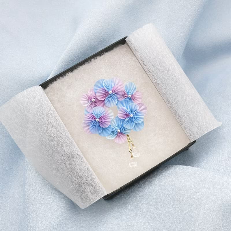 紫陽花のブローチ　手染めシルク /パープルグラデーション　 母の日　ギフト　つまみ細工 和小物　フォーマル　パーティ　結婚式　コサージュ