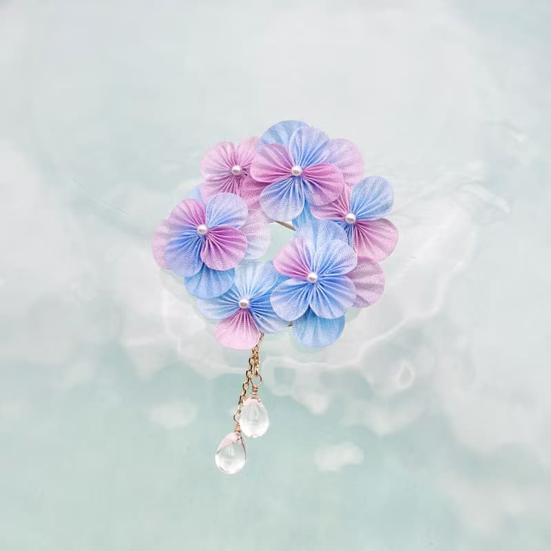 紫陽花のブローチ　手染めシルク /パープルグラデーション　 母の日　ギフト　つまみ細工 和小物　フォーマル　パーティ　結婚式　コサージュ