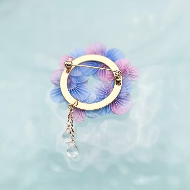 紫陽花のブローチ　手染めシルク /パープルグラデーション　 母の日　ギフト　つまみ細工 和小物　フォーマル　パーティ　結婚式　コサージュ