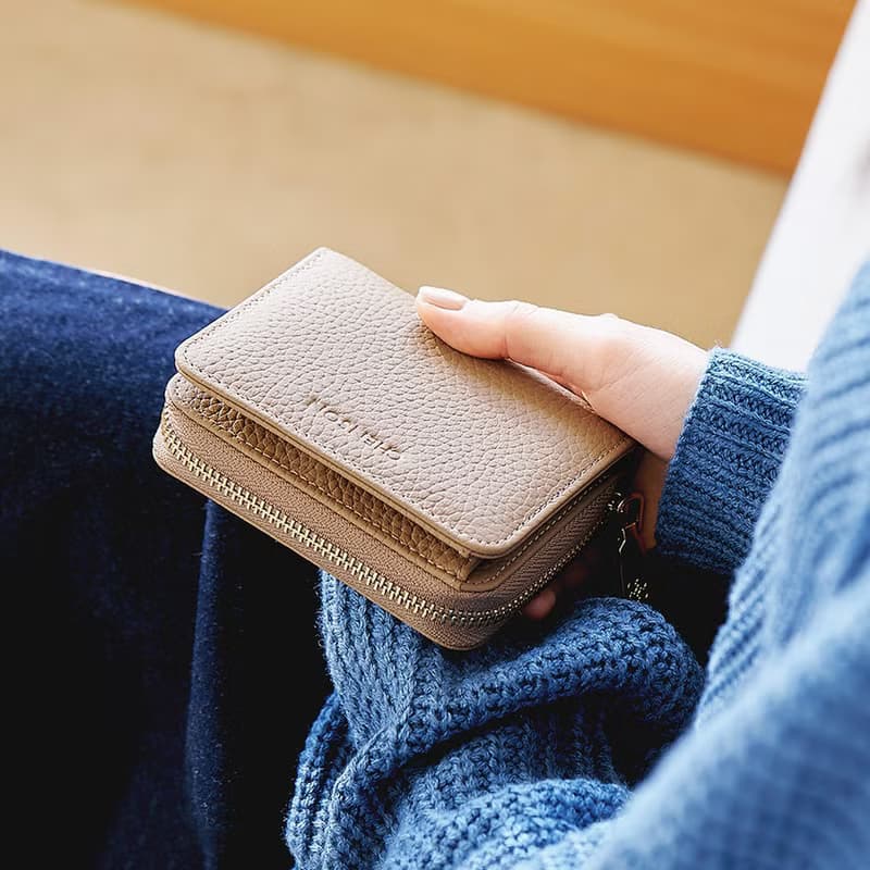 CHENSON真皮 17卡軟蓬蓬牛皮短夾  杏(W19073-K)