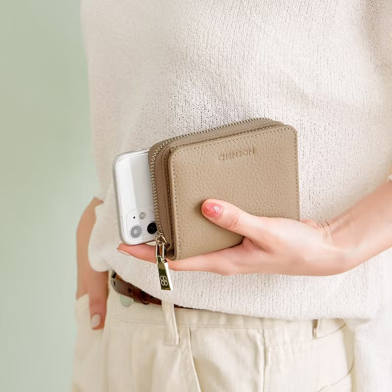 CHENSON真皮 17卡軟蓬蓬牛皮短夾  杏(W19073-K)