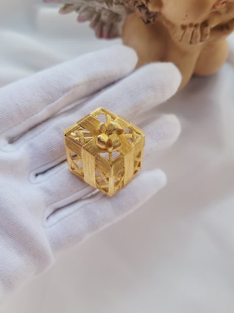 美國西洋古董飾品 /金色調啞光鏤空3D視效禮物胸針/別針/聖誕節