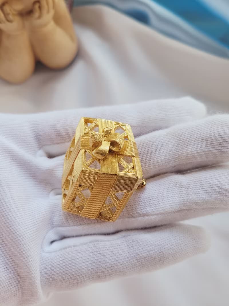 美國西洋古董飾品 /金色調啞光鏤空3D視效禮物胸針/別針/聖誕節