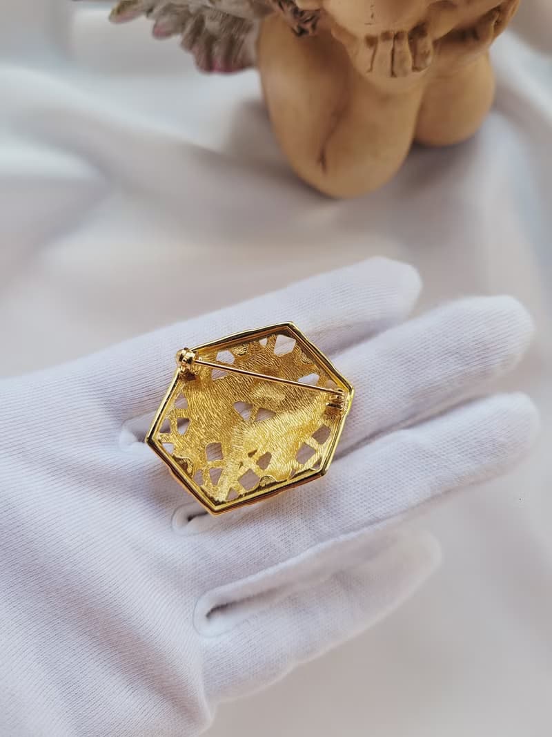 美國西洋古董飾品 /金色調啞光鏤空3D視效禮物胸針/別針/聖誕節
